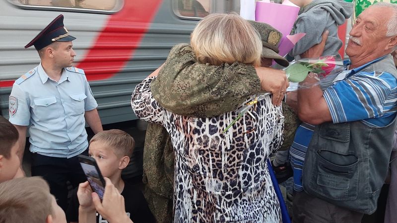 Участвовавшие в спецоперации военнослужащие железнодорожного батальона спустя 5 месяцев вернулись домой: видео встречи на вокзале в Сызрани