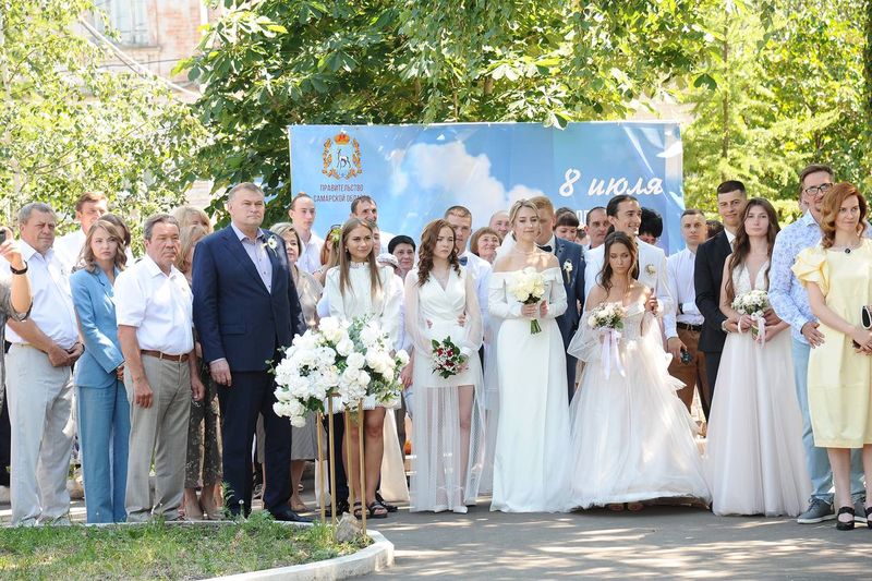 В знаменательный день поженились сразу шесть пар: как в Сызрани прошел главный семейный праздник
