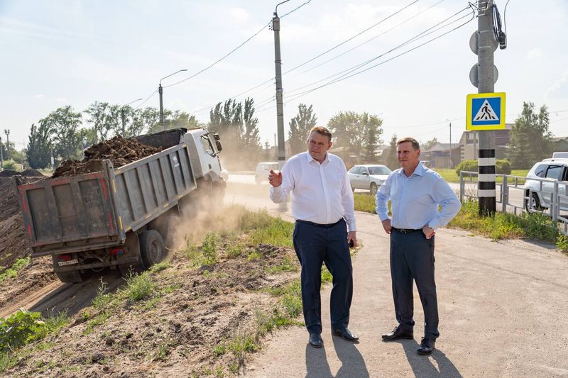 Строительство Монастырской набережной проинспектировали глава города и депутат Госдумы