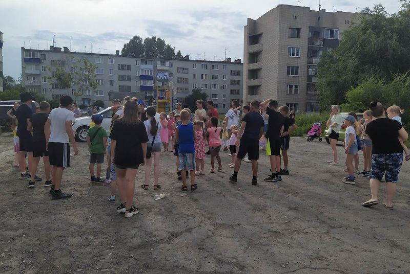 Мал сызрань последние новости. Праздник двора. Сызрань дискотека РМЗ. РМЗ Сызрань борьба. Дворы в Сызрани.
