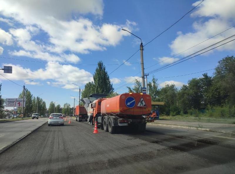 На дорогах Сызрани закипела работа: техника уже режет старый асфальт