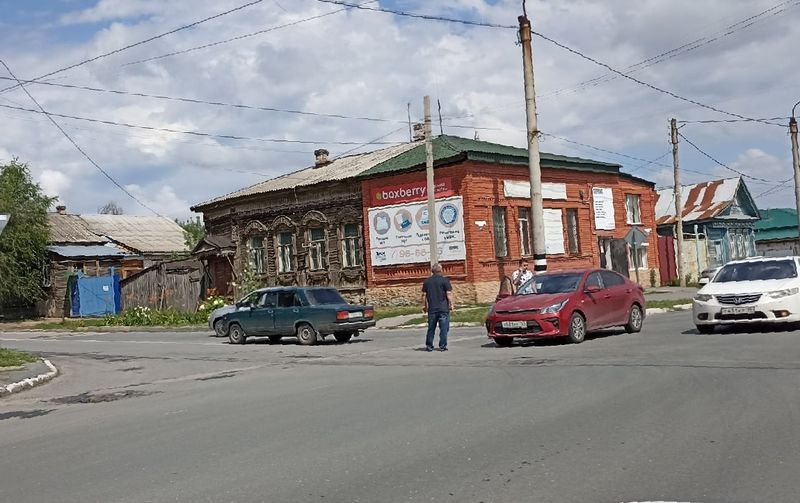На аварийном перекрестке в Сызрани не разминулись отечественная легковушка и иномарка