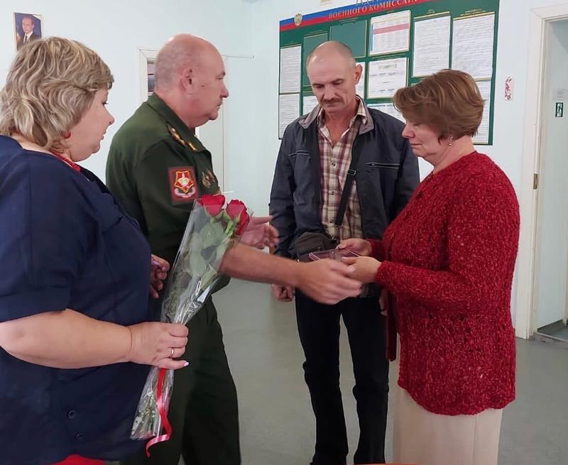 Вечная память:  в военном комиссариате вручили скорбную награду родителям погибшего на Украине Дениса Хохлова
