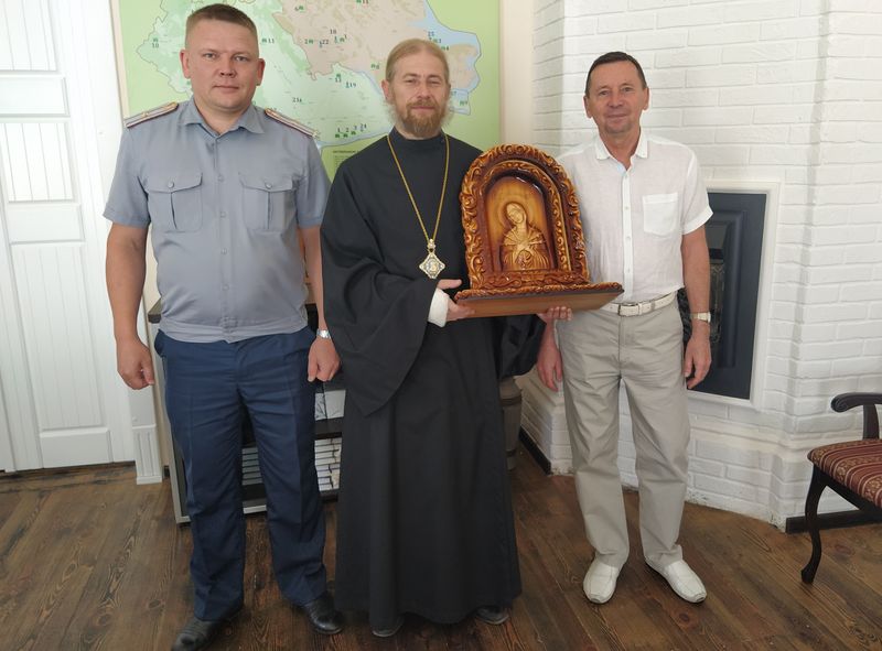 Епископу Леонтию в Сызранском СИЗО подарили икону от заключенных