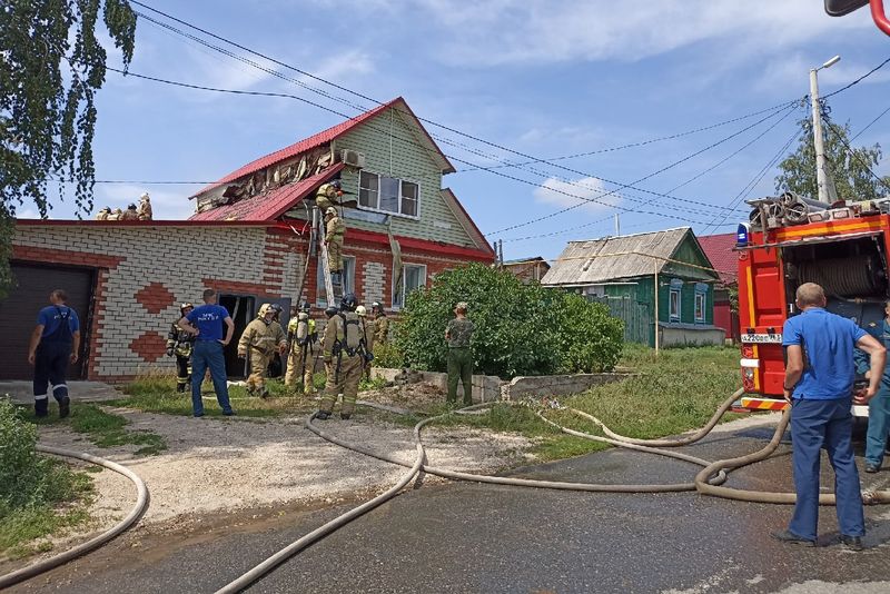 В Сызрани загорелась крыша мансарды дома в частном секторе - к месту прибыли пожарные расчеты