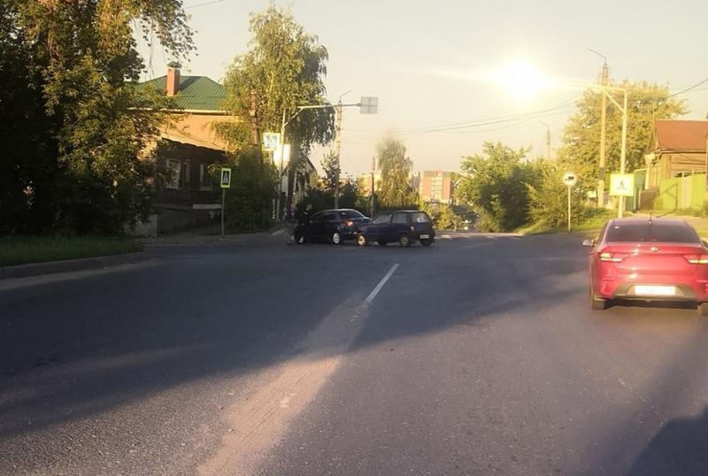 На «несчастливом» перекрестке в центре Сызрани снова столкнулись автомобили