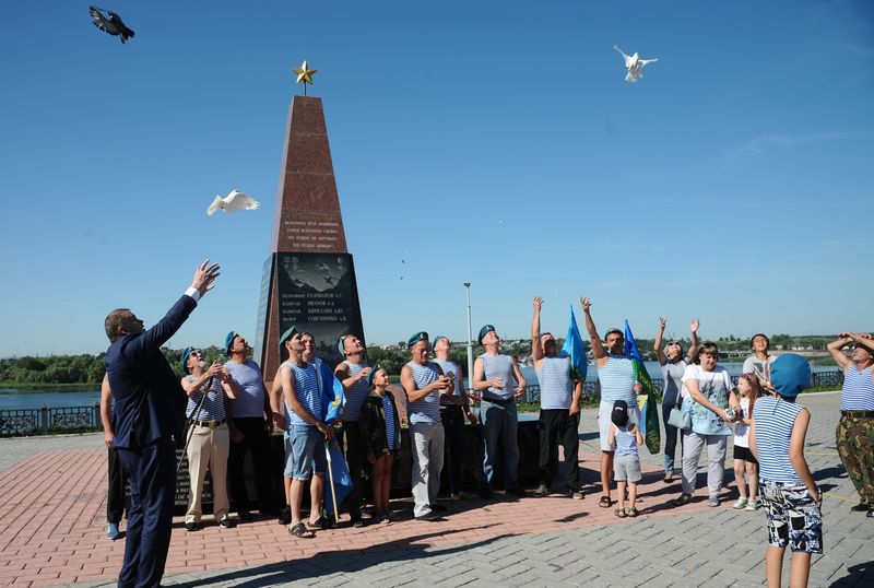 Возложили цветы, запустили в небо голубей - в Сызрани отмечают День ВДВ
