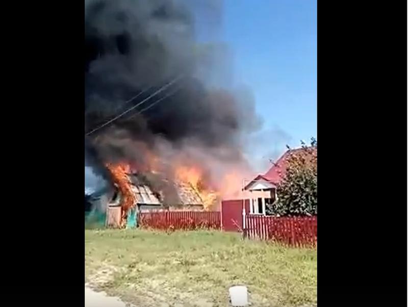 Пламя било из двери, на глазах у людей: опубликовано видео страшного пожара в Шигонском районе