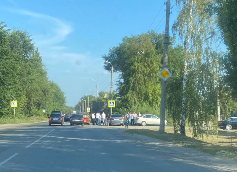Со свадьбы налетели: автомобилисты обсудили многолюдную аварию на Вольской