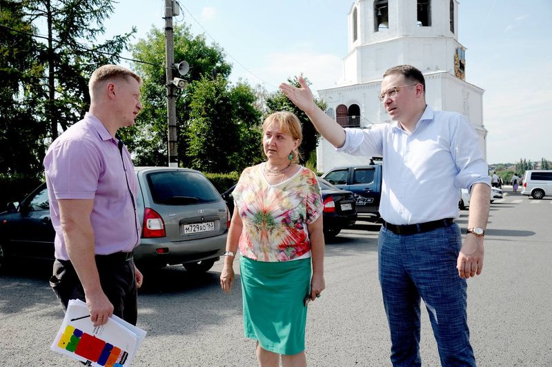 Сызрань посетил министр туризма - вместе с Анатолием Лукиенко Артур Абдрашитов прошел по центральным улицам нашего города