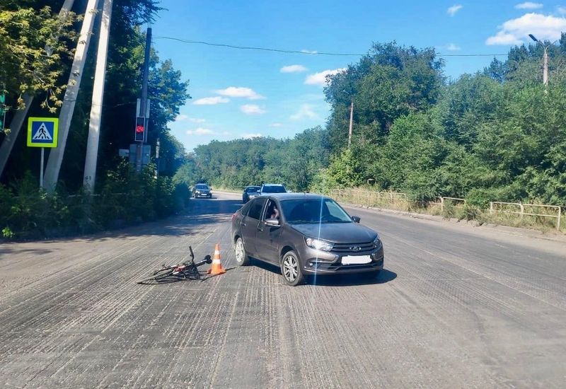 Сбитому в Сызрани велосипедисту потребовалась помощь медиков - мальчик находился на «зебре» на запрещающий сигнал светофора