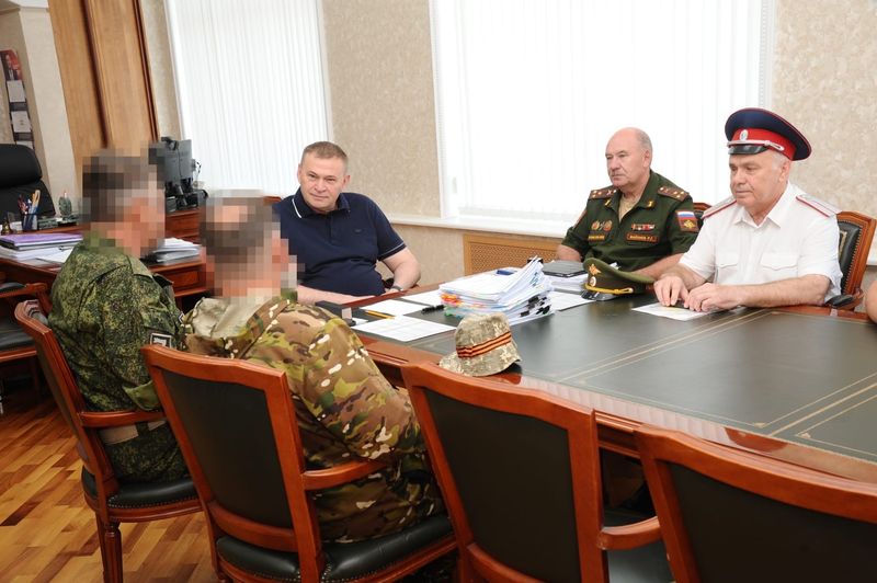Это настоящие герои: Анатолий Лукиенко встретился с вернувшимися с Украины казаками