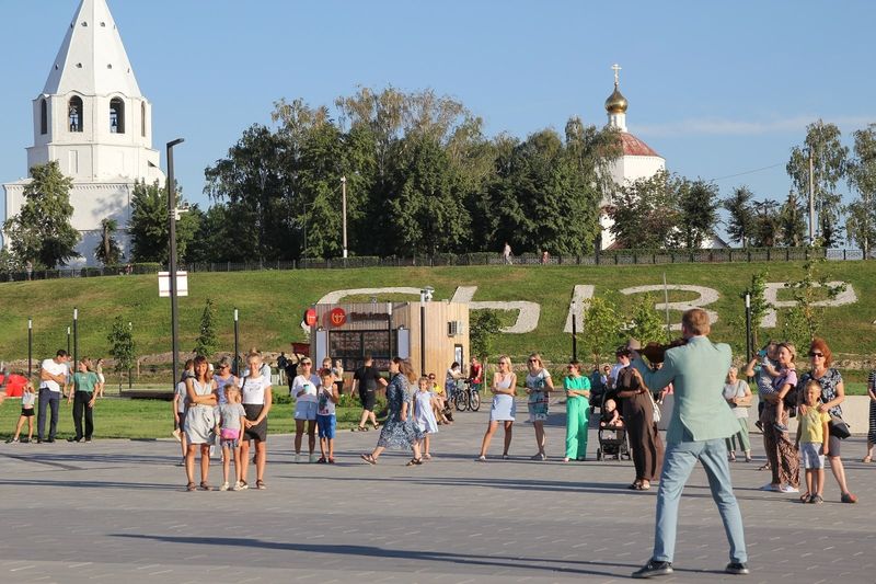 На набережной у кремлевского холма выступил скрипач-виртуоз