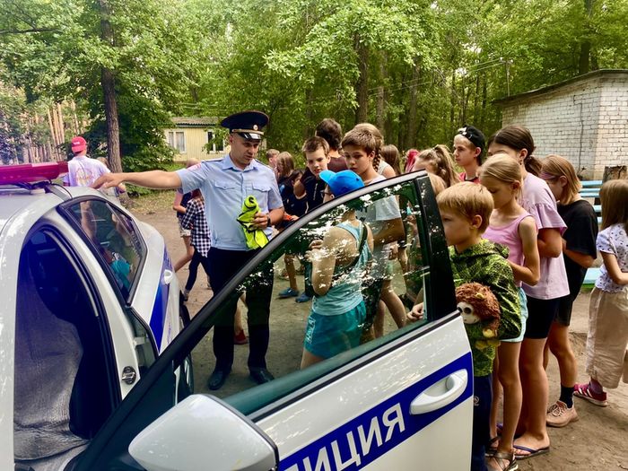 В лагере под Сызранью дети залезли в полицейский автомобиль посмотреть, чем он оборудован