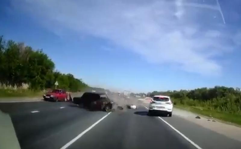 «Вот что делает!» Опубликовано видео, которое, возможно, прольет свет на ДТП под Сызранью с вылетевшим из окна авто водителем