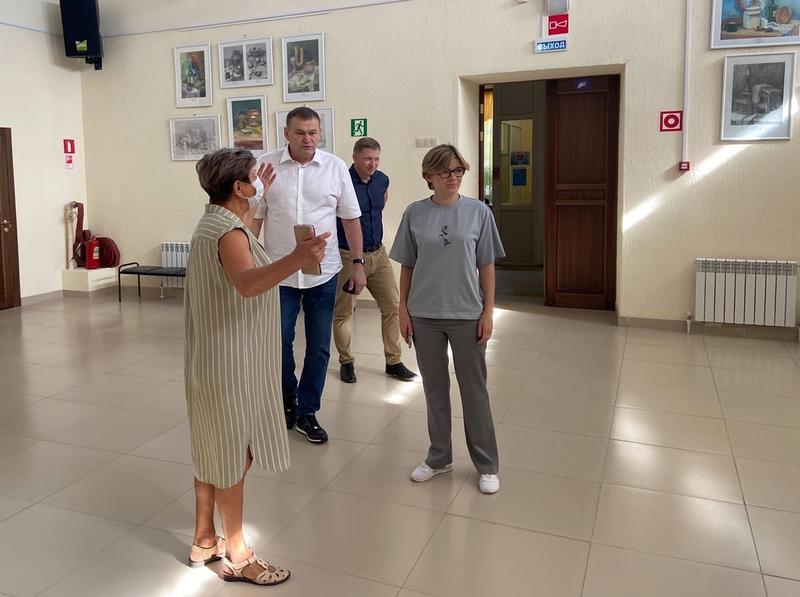 Министр Мрдуляш побывала в сызранской школе искусств, где в прошлом году отремонтировали концертный зал