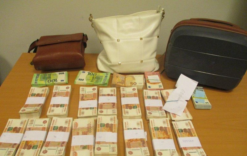 Пассажир выезжал «зеленым» коридором, в сумках которого таможенники нашли залежи долларов и рублей