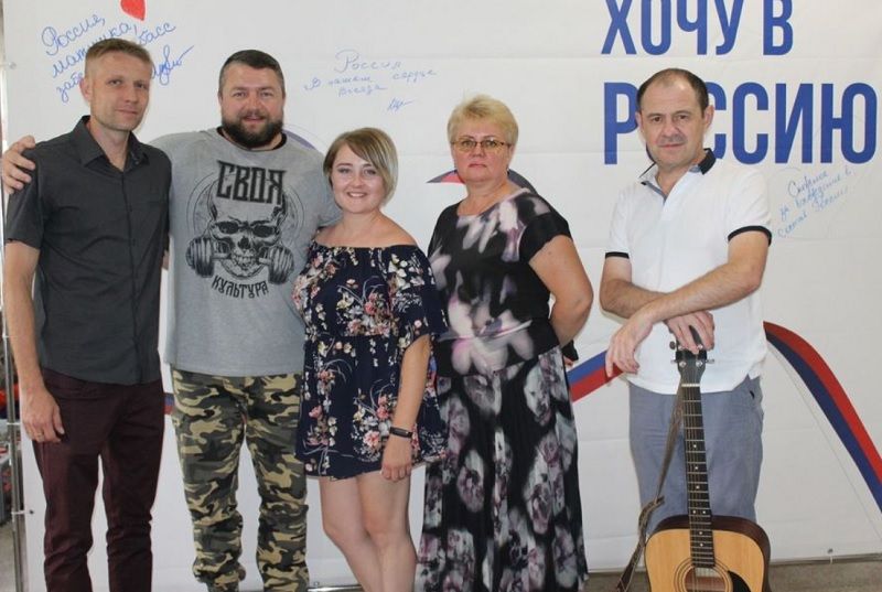Группа сызранцев побывала в городе Снежное ДНР, где выступила с концертом, посвященному сразу двум праздникам