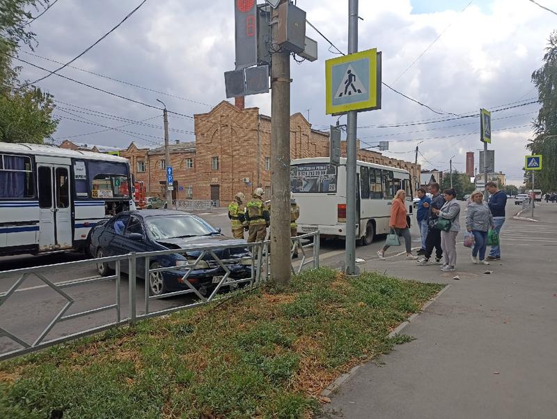 В центре Сызрани столкнулись две легковушки и автобус