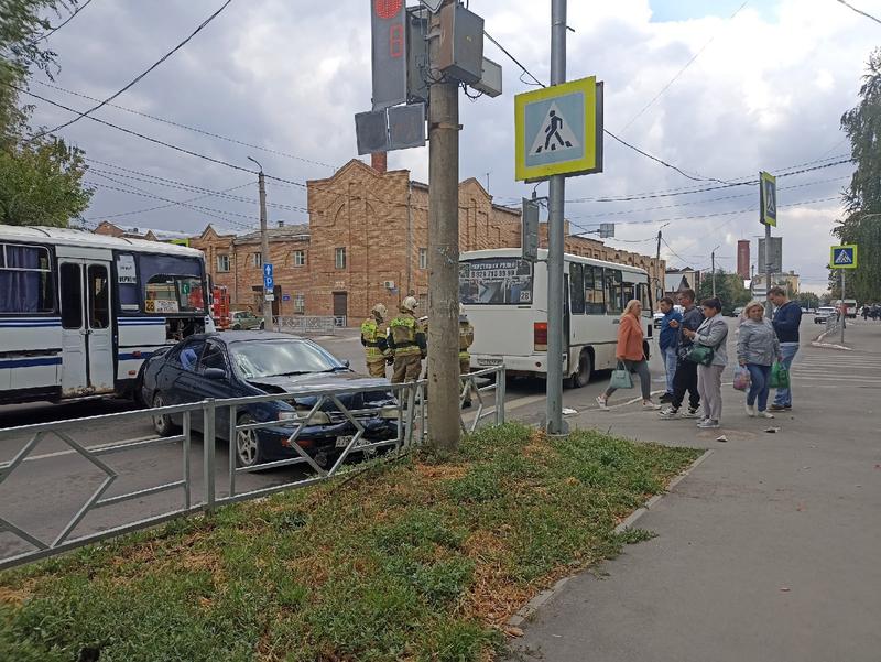 Маленькая сызрань последние новости происшествия. Авария в Сызрани на улице Бабушкина. Перекресток улица. Сызрань улицы. Сызранский автобус.