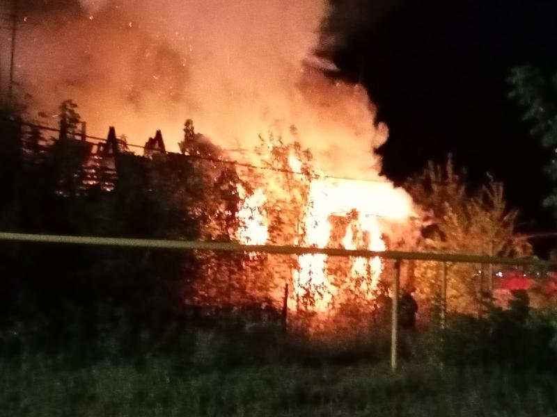 Полыхавший факелом дом тушили почти 40 минут: что рассказал очевидец о пожаре