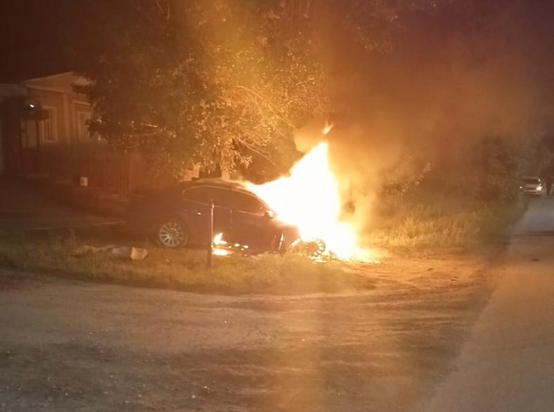Ночью очевидцы заметили горящий BMW пятой серии и вызвали пожарных
