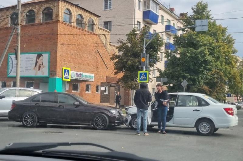 Две легковушки пошли в «лобовое» в центре Сызрани: в одном авто был ребенок