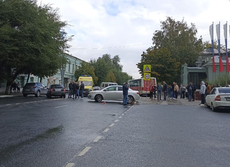 В центре Сызрани ДТП с участием двух автомобилей и автобуса - ПАЗик выехал на тротуар, есть пострадавший