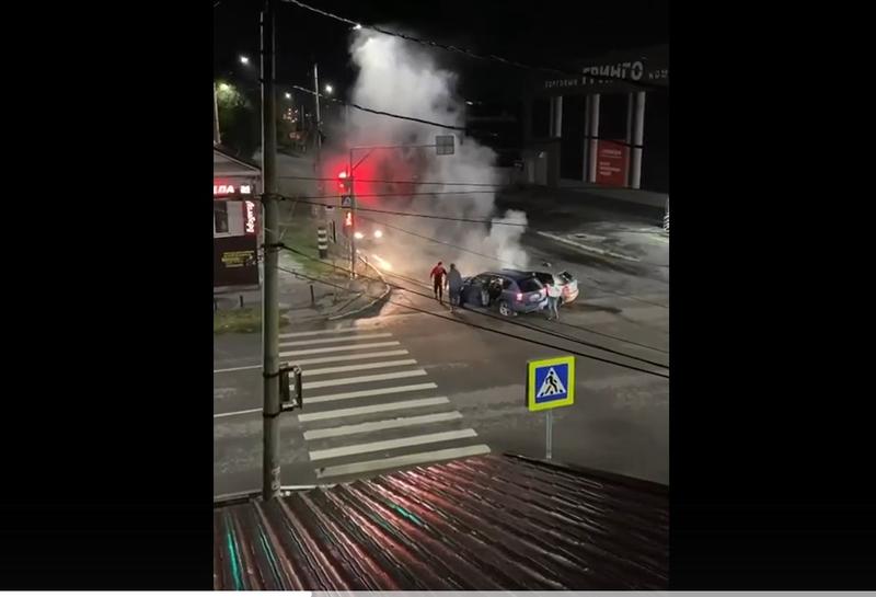 «Глуши, глуши машину-то!» После столкновения в центре Сызрани из легковушки повалил дым: видео
