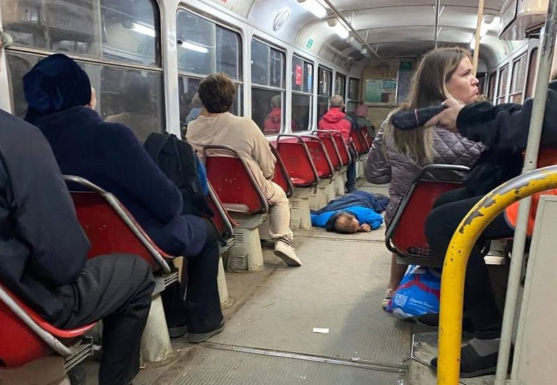 Недоспал: кондуктор велела не трогать лежащего на полу в общественном транспорте мужчину