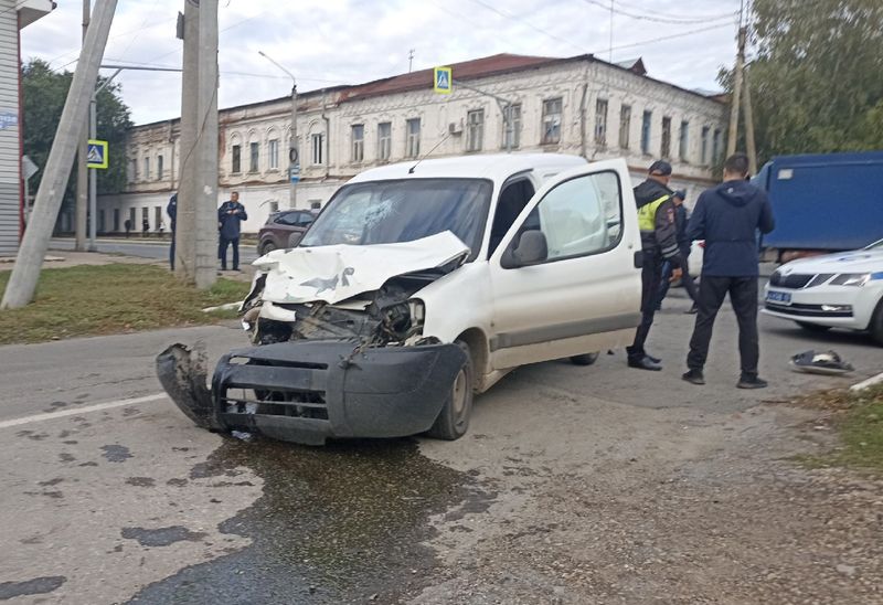 Новости сызрани маленькая сызрань. Аварийные машины разбитые. Легковушка. Ломать машины.