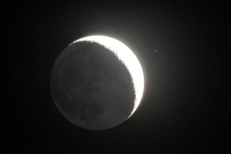 Не каждую ночь увидишь такое: на «припорошенную» пепельным светом Луну можно загадать желание