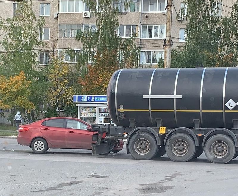 Перед пешеходным переходом у ЦГБ легковушка въехала в битумовоз