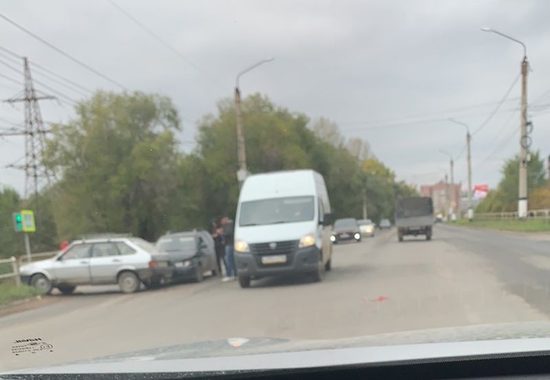 Машину развернуло и она выехала на обочину: на Монгоре не разминулись две отечественные легковушки