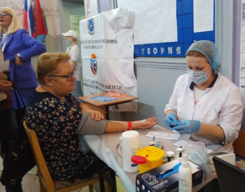 Больные сахарным диабетом смогли пообщаться с ведущими специалистами Минздрава - участниками акции в Сызрани