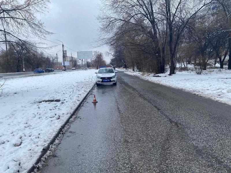 В Сызрани автомобиль попятился - и сбил человека