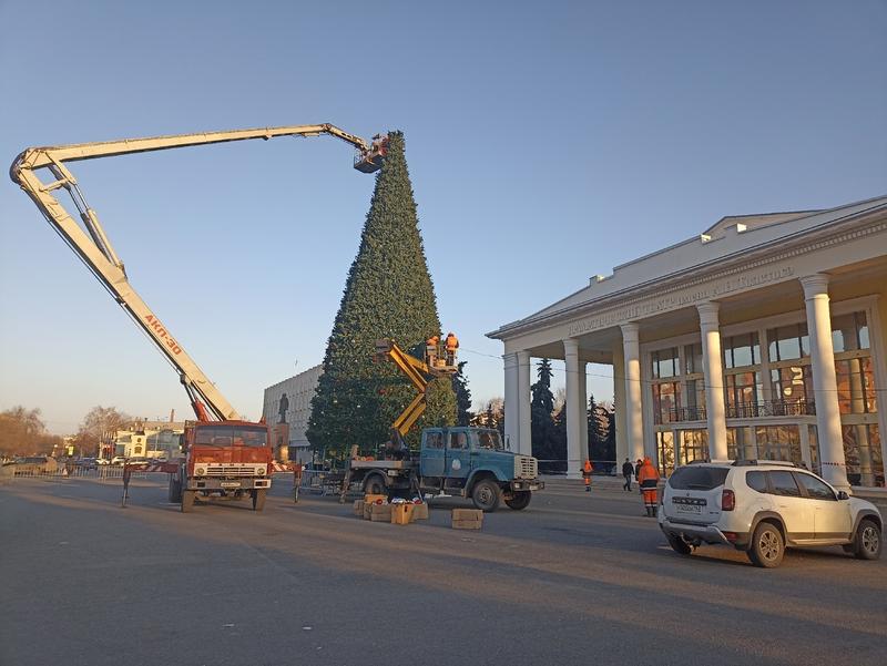 В Сызрани из городского бюджета выделили почти миллион, чтобы украсить городскую ёлку на главной площади города : нам стало известно, что будут менять