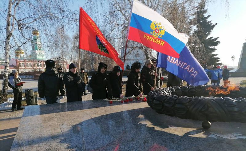 Жители Сызрани возложили цветы к вечному огню, почтив память неизвестного солдата