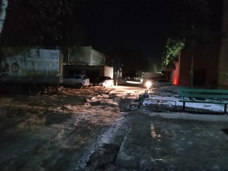 В Сызрани женщина сломала шейку бедра, упав на покрытой льдом дороге - и она не одна такая