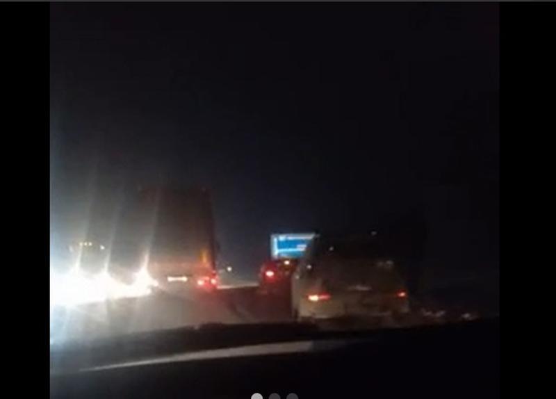 На месте крупной аварии на трассе М-5 работает полиция, известно о трех столкнувшихся большегрузах