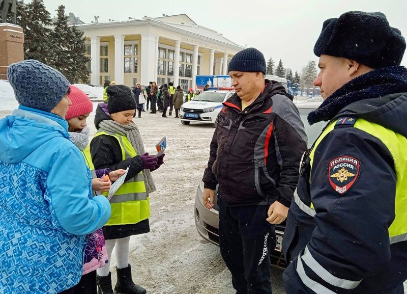 Юные инспекторы движения на главной площади Сызрани развели взрослую деятельность
