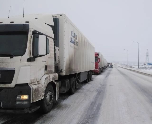 Трасса на подъездах к Сызрани практически стоит - водители ищут пути объезда