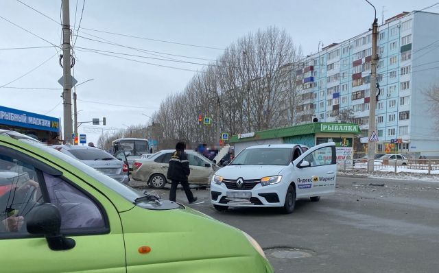 Очевидцы сообщают о массовой аварии около торгового центра «Монгора»