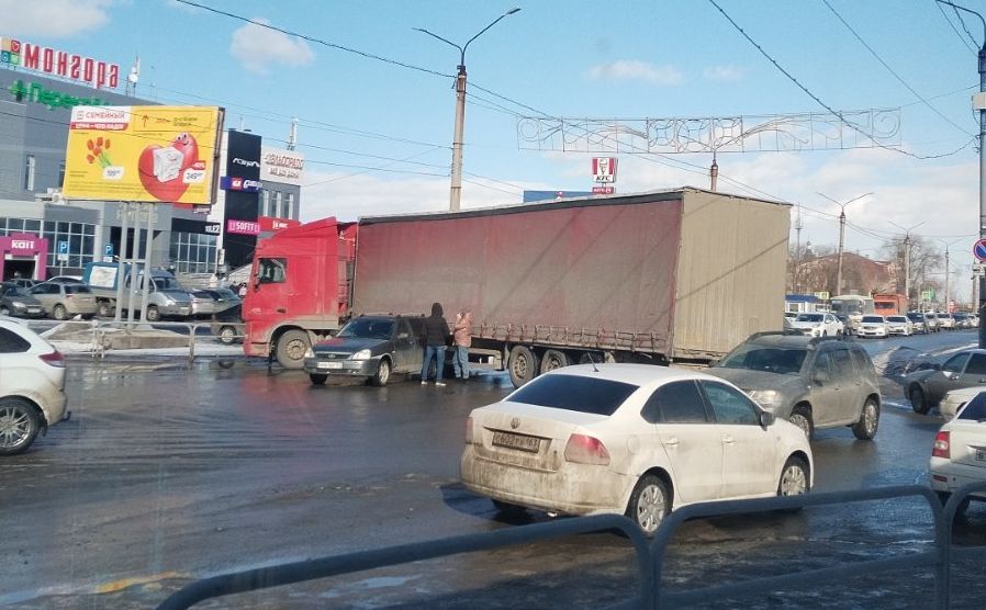 У торгового центра «Монгора» перекрывшая дорогу фура создала проблемы