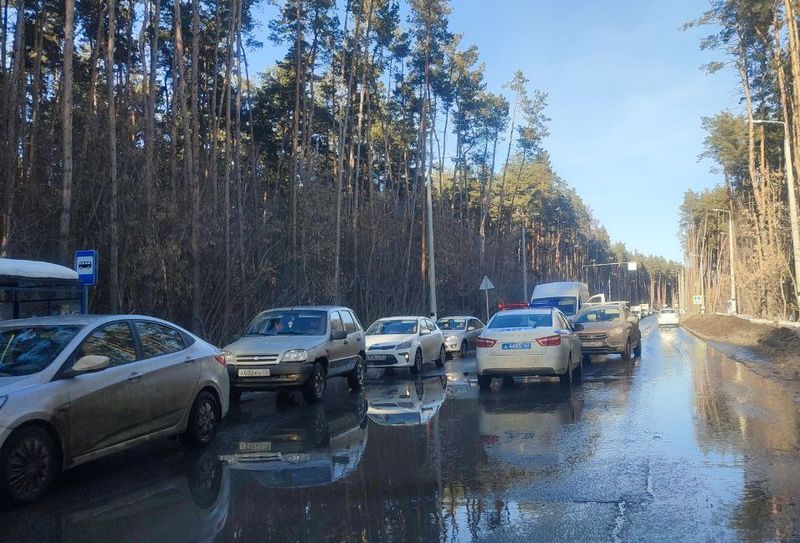 На обводной дороге вдоль Монгоры путь водителям перегородили столкнувшиеся автомобили