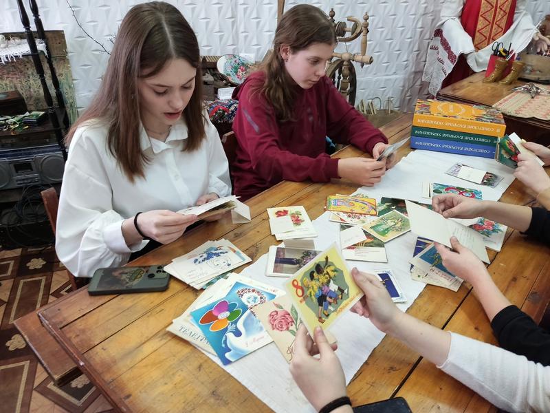 Советские вещи хранят тепло и запах праздника: школьники из Октябрьска решили выяснить, как им это удается