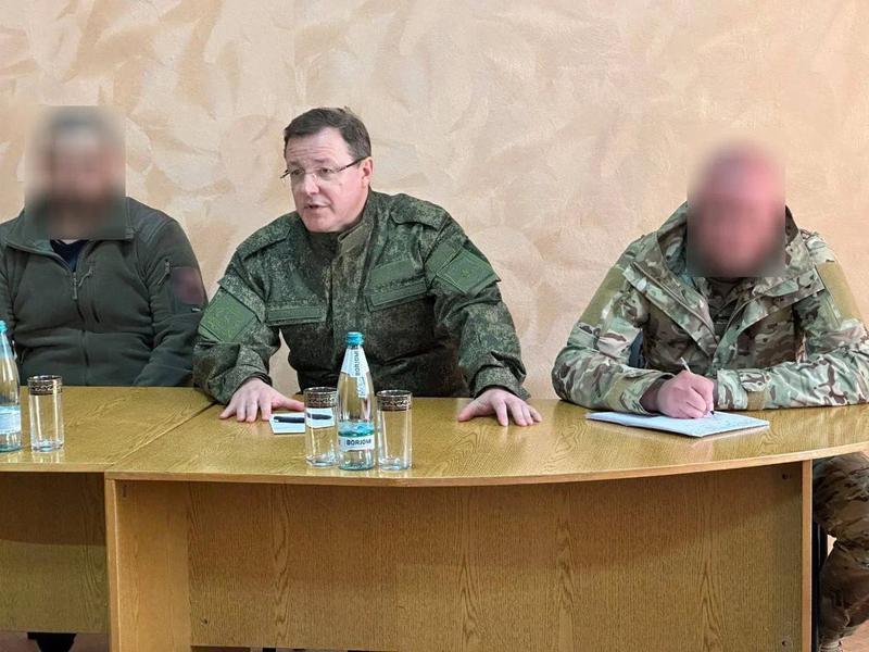Боец из Октябрьска попросил о помощи губернатора Дмитрия Азарова во время встречи в зоне СВО