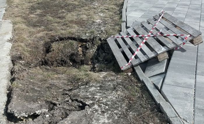 На набережной у кремля намечается объемный провал - стоять рядом с ним уже опасно