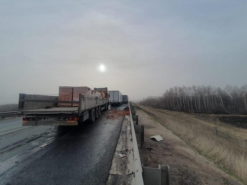Водитель большегруза «сгреб» стоявшие в заторе фуры и угодил на больничную койку: что произошло на трассе под Сызранью