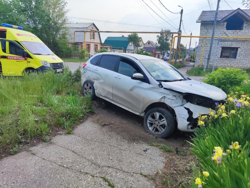 Медики скорой осматривали водителей, попавших в ДТП на перекрестке в Сызрани